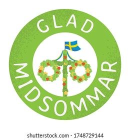 Blumenkranz im Mittelsommer mit schwedischer Flagge. Pole nach dem Feiern des Mitsommers. Traditionelles schwedisches Symbol im Mittelsommer. Kort Glad Midsommar.