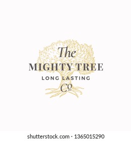 Firma, símbolo o plantilla de logotipo de vectores abstractos de empresa de largo alcance de árbol. Sillhouette de bosquejo de roble dibujado a mano con tipografía retro. Emblema vintage. Aislado.