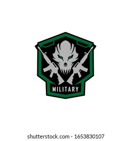 Cara de calavera táctica militar y rifle con arma en escudo de insignia. plantilla de diseño de logotipo para militares, tácticos, armarios, veteranos, seguridad, equipo.