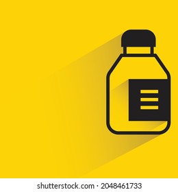 icono de botella de leche con sombra sobre fondo amarillo