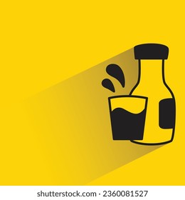 botella de leche con sombra sobre fondo amarillo