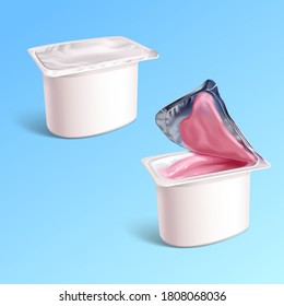 Paquete abierto y cerrado de yogur de leche sobre fondo azul