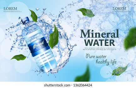 Botella de agua mineral con su marca y fondo azul