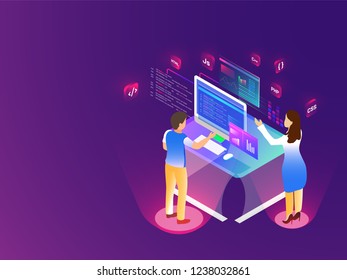 Desarrolladores en miniatura que trabajan en escritorio con diferentes signos de lenguaje de codificación en un fondo morado brillante para el concepto de desarrollo web.