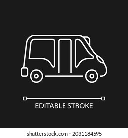 Minibus icono lineal blanco para el tema oscuro. Pequeño autobús para el transporte de pasajeros. Vehículo de motor. Ilustración personalizable de línea delgada. Símbolo de contorno vectorial aislado para el modo nocturno. Trazo editable