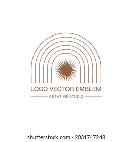 El logo mínimo del arco iris boho en un estilo lineal de moda. Arcoiris y sol. Icono vectorial bohemio para productos hechos a mano, cosméticos, ilustraciones de concepto de viajes, etc. Branding.