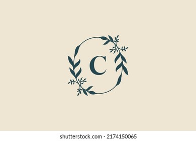 Minimal elegantes Blütenlogo - Buchstabe C. Deep Aqua auf Elfenbeinhintergrund.