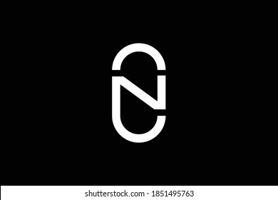 Mínimo y elegante logotipo de arte en monograma. Excelente profesional de moda genial artístico CN con el logotipo del icono del Alfabeto basado en la base inicial de la CN. Logo de Premium Business. Color blanco sobre fondo negro