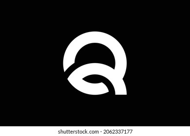 Mínimo y elegante logotipo de arte en monograma. Excelente profesional de moda genial artístico Q QR RQ inicial basado en el logotipo del icono del Alfabeto. Logo de Premium Business. Color blanco sobre fondo negro.