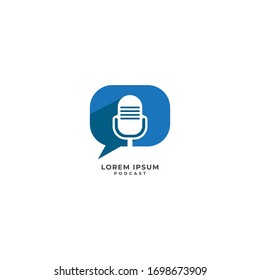 Concepto mínimo de diseño del logo de podcast. Ilustración de micrófono retro con forma de llamada azul o icono de charla detrás. Radiodifusión, Presentador, Anunciante, Ancla, Radio Station, Levántate a la comedia.