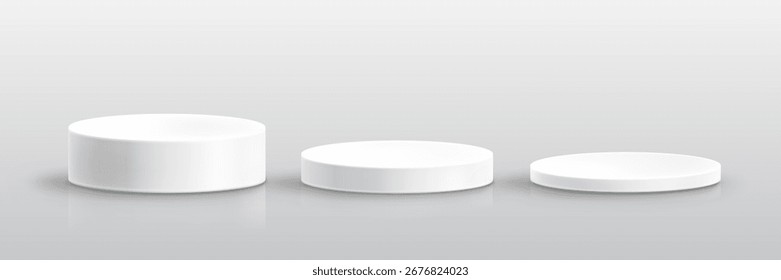 Podio blanco mínimo con plataformas de escenario para exhibición o presentación de productos. Tres cilindros circulares a diferentes alturas con sombras realistas. Limpie los pedestales de la vitrina para los cosméticos o la venta al por menor.