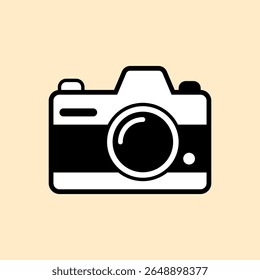 Ícone de câmera preto-e-branco minimalista com lentes e detalhes de flash, adequado para ferramentas de fotografia digital, branding retro ou projetos de mídia criativa