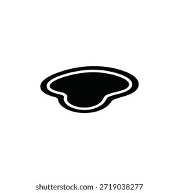 Um gráfico vetorial preto e branco minimalista que representa a forma abstrata de uma poça ou de um pequeno lago. O design apresenta um preenchimento preto sólido com uma borda ou contorno branco limpo, todos isolados contra um fundo branco. Este ícone simples representa formações de água naturais e pode ser usado em várias aplicações de design, incluindo sites, aplicativos e apresentações, para simbolizar a natureza, chuva ou um corpo de água.