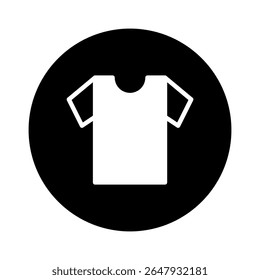 Design minimalista exibindo um ícone de t-shirt branca contra um fundo preto arrojado para representação de vestuário