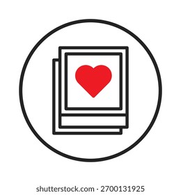 Um gráfico minimalista com uma pilha de molduras para fotos, com um coração vermelho arrojado exibido centralmente dentro da moldura superior, enfatizando o amor e as memórias estimadas. Esta obra de arte adequada para romântico