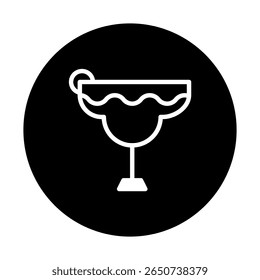 Um design de ícone minimalista de um copo de coquetel de margarita em um emblema de fundo circular preto