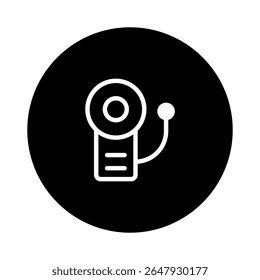 Um ícone minimalista de uma campainha de escola contra um fundo de círculo preto criando um elemento de design limpo e simples
