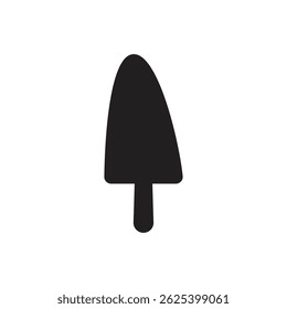 Uma ilustração minimalista apresenta uma silhueta preta sólida de um picolé ou barra de sorvete em uma vara, centrada em um fundo branco.