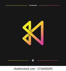 Concepto de marca de texto minimalista para logotipos con la letra inicial K.