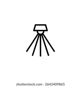 Arte monocromática minimalista em linha de um feixe de luz de spot, simbolizando atenção, iluminação ou desempenho. Gráfico vetorial, isolado em branco, parte de uma série de ícones consistente.