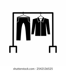 Design de vetor de ilustração de silhueta minimalista de camisas e calças penduradas em um rack de roupas. Ideal para moda, varejo ou conceitos de organização.