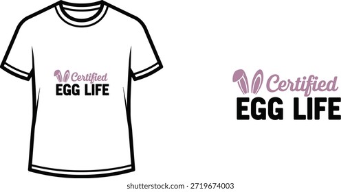 Ein minimalistisches Typografie-T-Shirt-Design mit dem humorvollen Ostermotto "Certified EGG LIFE" mit einer kleinen Illustration von Häschenohren über dem Text. Das Design verwendet fette schwarze Schrift und kleineren violetten Text, geeignet für Print-on-Demand-Ware und Bekleidung.