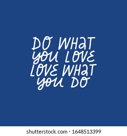 Grabado vectorial minimalista en fondo azul. Una cita inspiradora hecha a mano. Haz Lo Que Amas, Ama Lo Que Haces. Inscripción motivacional.