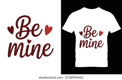 Camiseta branca minimalista com romântico 'Be Mine' texto com corações, vista plana.