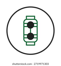 Um ícone minimalista apresenta uma estrutura verde em forma de contêiner que envolve dois círculos pretos sólidos conectados por uma linha. O desenho ou modelo apresenta-se dentro de um círculo preto, sobre um fundo branco,