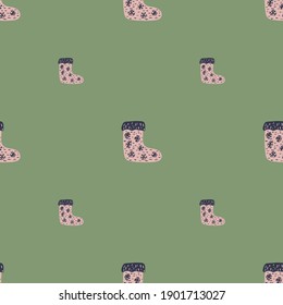 Minimalistisches nahtloses Muster mit rosafarbenen Ziersocken. Grüner pastellfarbener Hintergrund. Vektorgrafik für saisonale Stoffdrucke, Stoffe, Banner, Hintergründe und Wallpaper.