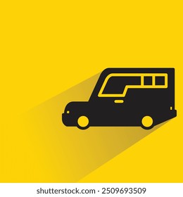 Icono de minivan con sombra sobre fondo amarillo