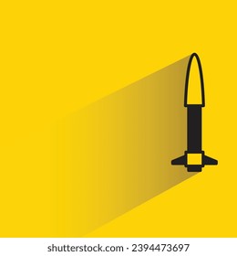icono de misil con sombra sobre fondo amarillo