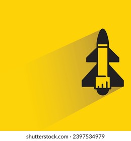 icono de misil con sombra sobre fondo amarillo