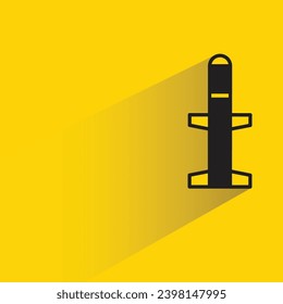 Raketensymbol mit Schatten auf gelbem Hintergrund