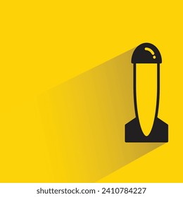 icono de misil con sombra sobre fondo amarillo