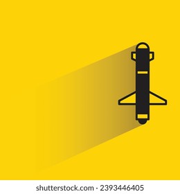 icono del cohete misil con sombra sobre fondo amarillo