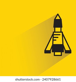 icono de misiles y cohetes con sombra sobre fondo amarillo