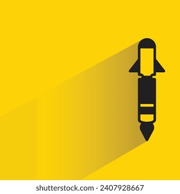 icono de misiles y cohetes con sombra sobre fondo amarillo