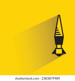 misil con sombra sobre fondo amarillo