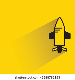 misil con sombra sobre fondo amarillo