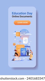 Mix-Rennen Schüler schicken Dokumente online Schulungstag Live-Webinar Ferne e e-Learning-Konzept vertikal
