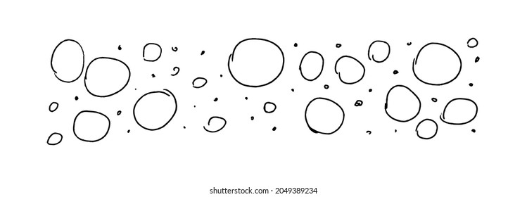 Círculos mixtos de doodle. Formas de doodle delgadas y desparejadas dibujadas en pluma. Textura de fondo horizontal aislada en blanco.