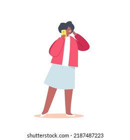 Conexión móvil, concepto de comunicación. Alegre personaje femenino africano adolescente con ropa moderna hablando con un amigo a través de Smartphone aislado de fondo blanco. Ilustración del vector de dibujos animados