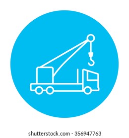Icono de línea de grúa móvil para web, móvil e infografía. Icono de blanco vector en el círculo azul claro aislado en fondo blanco.