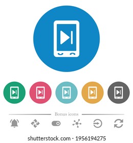 Los medios móviles son los siguientes iconos blancos planos en los fondos de color redondo. 6 iconos de bonificación incluidos.