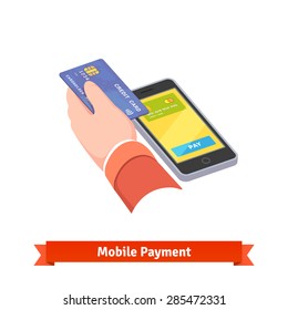  Pago móvil. Mano humana sosteniendo tarjeta de crédito a través del teléfono móvil. Isométrico icono vectorial de estilo plano.