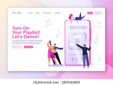 Concepto de aplicación de teléfono móvil para escuchar la plantilla de música para la página web. Pequeños personajes masculinos y femeninos con estilo de dibujos animados planos disfrutan de la composición del sonido, eligen la pista en el teléfono de pantalla táctil y bailan.