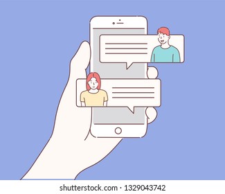 Notificaciones de mensajes de chat de teléfono móvil ilustración vectorial aislada en fondo de color, mano con smartphone y chateando discursos de burbujas, concepto de conversación en línea, hablar, conversación, diálogo.