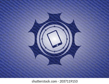 icono del teléfono móvil dentro de la placa con textura de denim. 