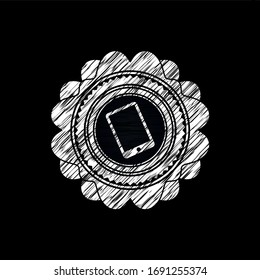 icono de teléfono móvil dentro del emblema de la pizarra negra